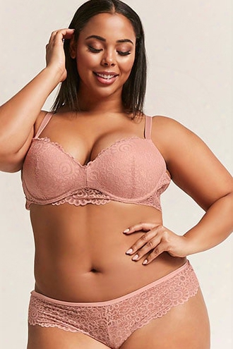 Plus Size Scalloped Lace Bra & Panty Set