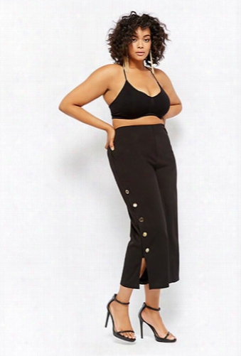 Plus Size Button-side Capri Pants