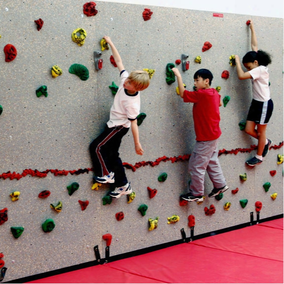 Standard Traverse Climbing Wall Panel 8 X 20 With Mats